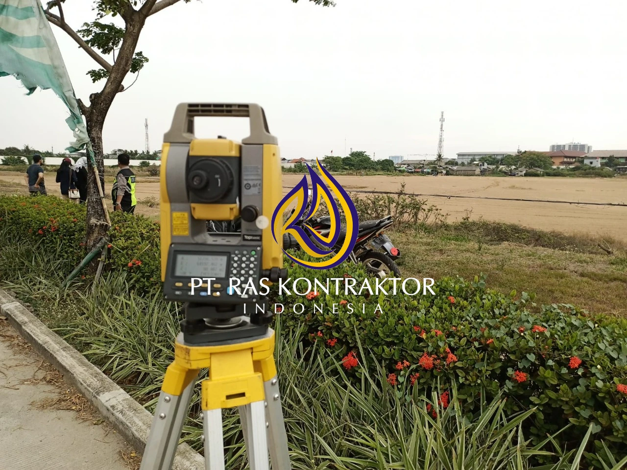 Survei teknis dan pengukuran elevasi sebelum pengaspalan area komersial Jakarta Barat oleh tim engineer PT. RAS Kontraktor Indonesia.