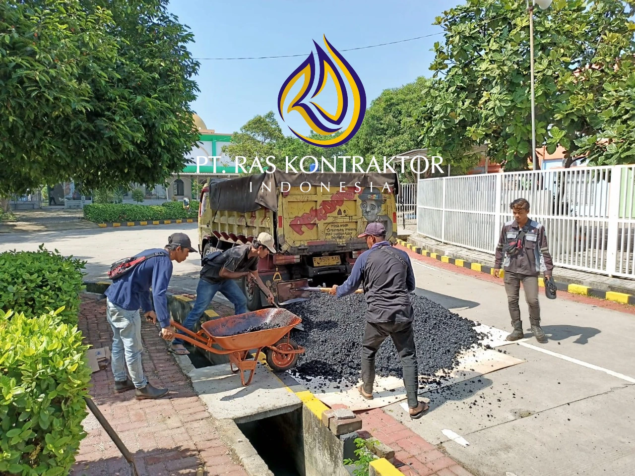 Proses gelar aspal oleh tim ahli profesional PT. RAS Kontraktor Indonesia