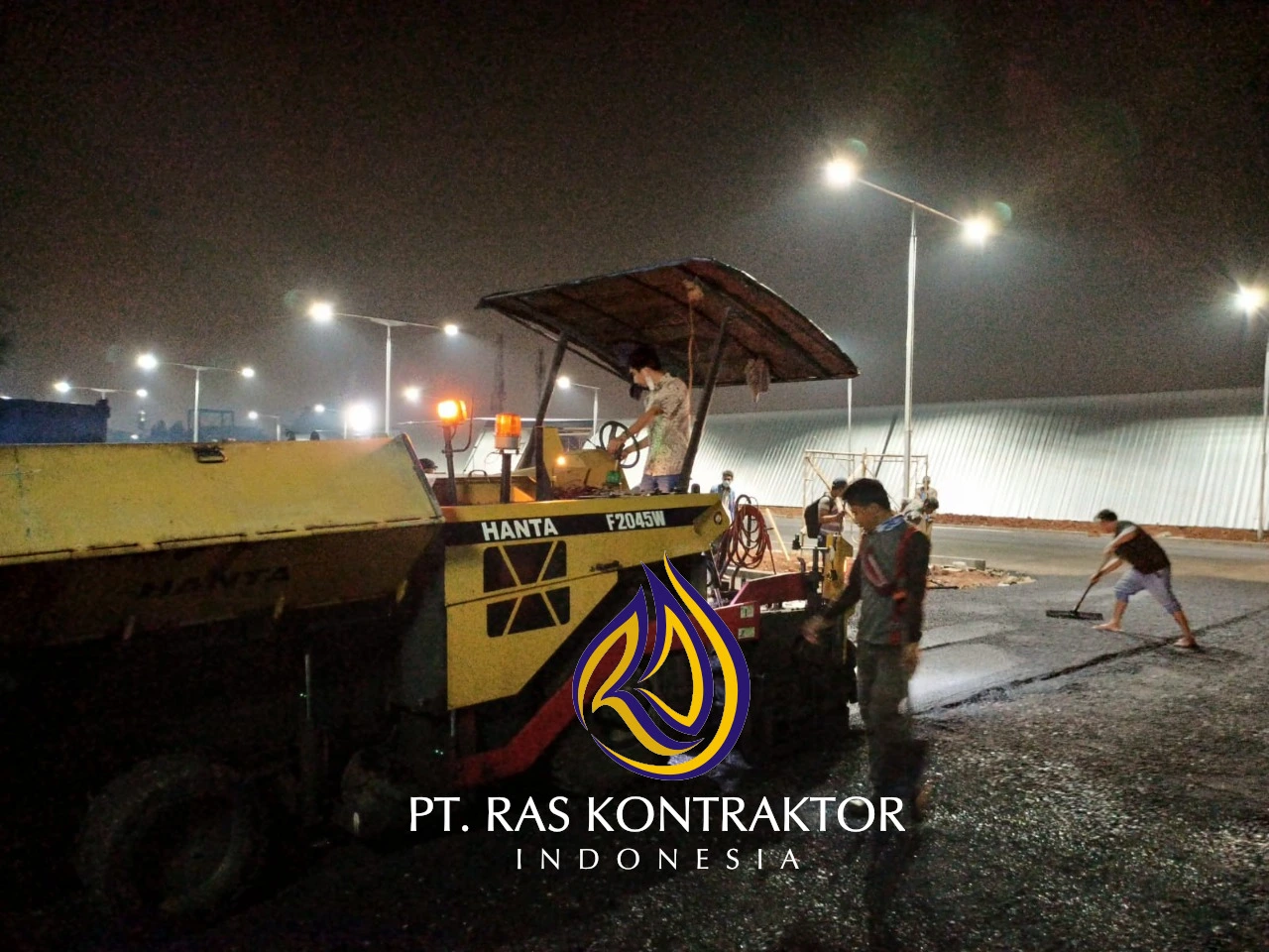 Pemadatan aspal di proyek pengaspalan kawasan jakarta utara menggunakan vibro roller