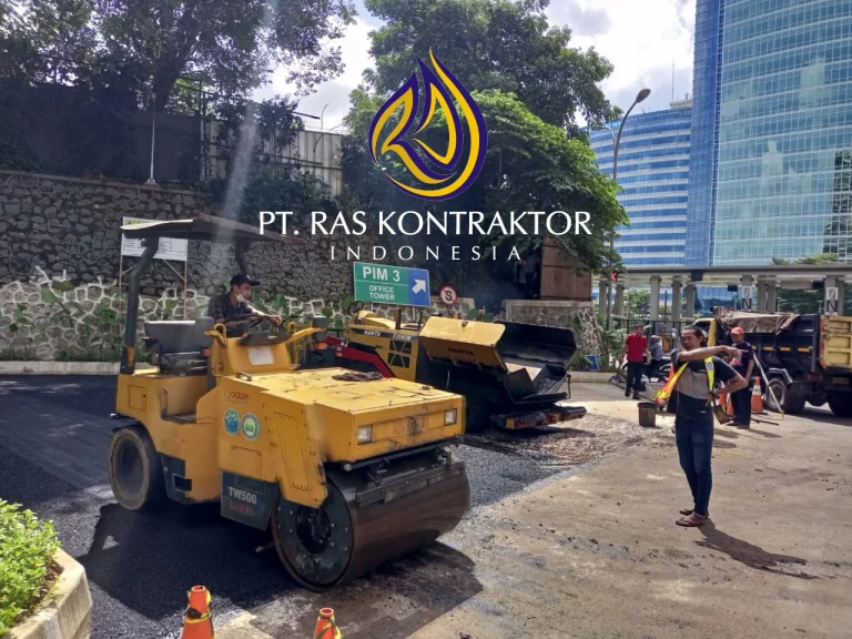 Proyek pengaspalan halaman parkir oleh PT. RAS Kontraktor Indonesia