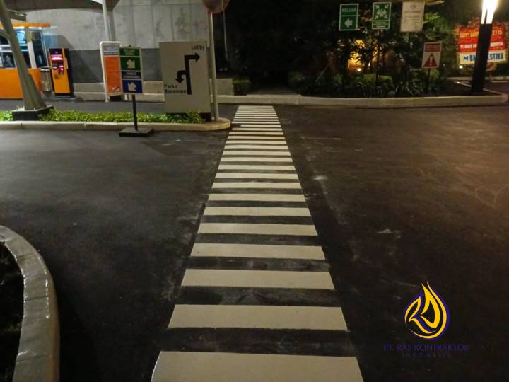 tanda garis putih di jalan raya Tangerang