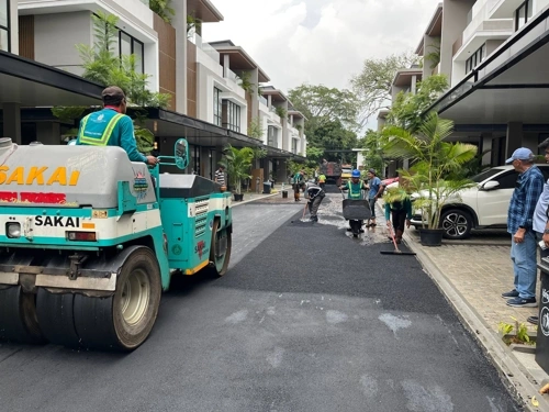 Proyek pengaspalan di jalan area perumahan di Serang
