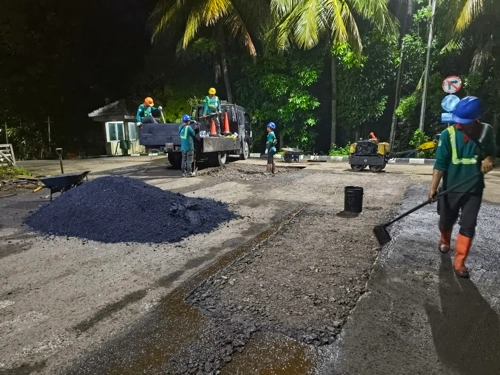 Proses gelar aspal hotmix pada proyek pengaspalan di Serang
