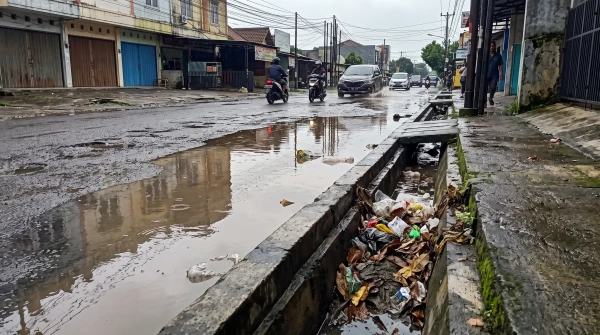 aspal rusak karena genangan air